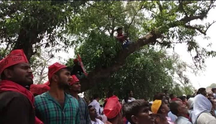 तीनों गंभीर रूप से घायल लोगों को जिला अस्पताल भेजा गया है. जहां एक की हालत गंभीर बनी हुई है. हालांकि अभी तक उनकी पहचान नहीं हो सकी है. हैरानी की बात ये है कि अखिलेश यादव के भाषण के समय उनके सामने ही पेड़ की डाल टूटी. लेकिन, उनका भाषण खत्म नहीं हुआ.