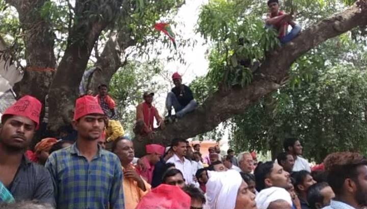 सभा स्थल पर अव्यवस्था इस कदर थी कि पेड़ के साथ उन्हें सुनने आए लोग कुर्सी पर बैठने की जगह उसके ऊपर तक खड़े थे. अखिलेश के भाषण के शुरू होने के दो मिनट के भीतर ही उनके सामने हादसा हो गया. लेकिन, इसके बावजूद उनका भाषण नहीं रुका.