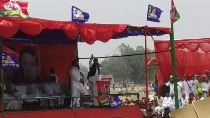 पूर्व मुख्यमंत्री और सपा के राष्ट्रीय अध्यक्ष अखिलेश यादव की रैली में उनकी सभा के दौरान पेड़ की डाल टूटने से महिला समेत तीन लोग गंभीर रूप से घायल हो गए. अखिलेश के भाषण के दौरान सभा स्थल पर लोग पेड़ पर चढ़कर भाषण सुन रहे थे.