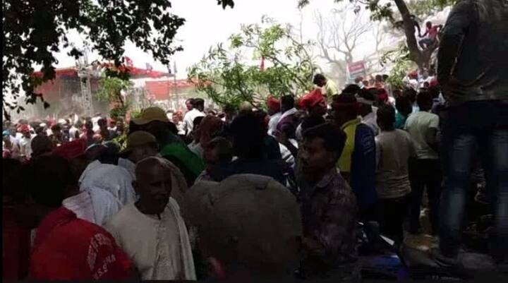 उस डाल पर भी 10 से 15 लोग चढ़े हुए थे. पुराना पेड़ होने के कारण उसकी डाल बीच से सूखी हुई थी. जिसका किसी को अंदाजा नहीं था. डाल टूटने से उसके नीचे खड़े दो युवक और एक महिला भी गंभीर रूप से घायल हो गए. कुछ अन्‍य लोगों को छुटपुट चोटें भी आईं हैं.