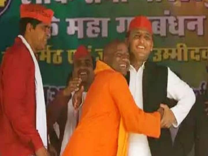 akhilesh yadav with cm yogi duplicate in gorakhpur सीएम योगी के हमशक्‍ल संग गोरखपुर पहुंचे अखिलेश, कहा- चौकीदार के साथ ठोकीदार को भी हटाना है