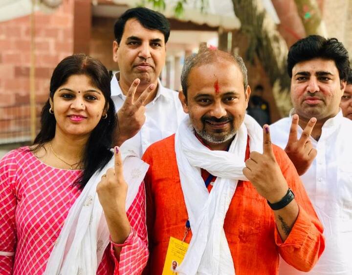 उत्तर-पूर्वी दिल्ली सीट आप उम्मीदवार दिलीप पांडे ने अपनी पत्नी के साथ वोट डाला.