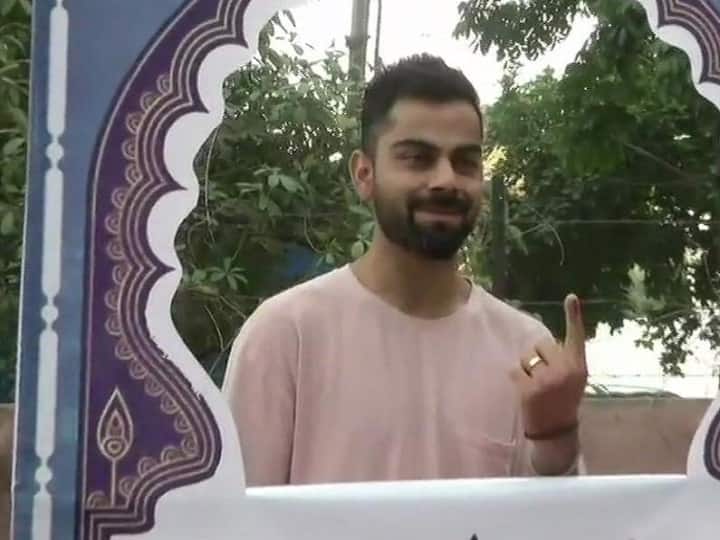विराट कोहली ने लाईन में लगकर गुरुग्राम में डाला वोट, बूथ पर लोगों ने ली सेल्फी Virat Kohli cast his vote in Gurugram विराट कोहली ने लाईन में लगकर गुरुग्राम में डाला वोट, बूथ पर लोगों ने ली सेल्फी