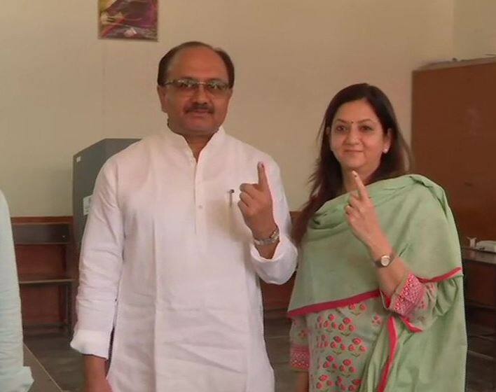 यूपी के स्वास्थ्य मंत्री सिद्धार्थनाथ सिंह ने प्रयागराज में अपनी पत्नी के साथ वोट डाला.