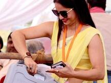 जानिए कौन हैं ये पीली साड़ी वाली महिला अधिकारी जिनकी तस्वीरें हो रही हैं वायरल