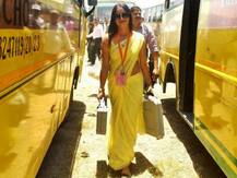 जानिए कौन हैं ये पीली साड़ी वाली महिला अधिकारी जिनकी तस्वीरें हो रही हैं वायरल