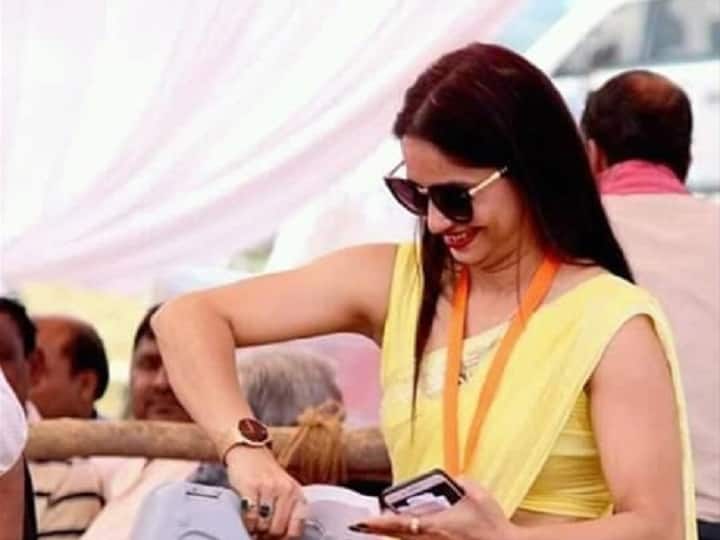 उन्होंने कहा कि लोग उनके साथ सेल्फी खिंचा रहे हैं, दूर-दूर से फोन आ रहे हैं. कभी ये सब अच्छा भी लगता है लेकिन फिर उलझन भी हो रही है. उन्होंने कहा कि मैं केवल अपना काम कर रही थी. रीना द्विवेदी ने ये भी बताया कि उनके बूथ पर 70 फीसदी वोटिंग हुई थी ना कि 100 प्रतिशत जैसा कि वायरल तस्वीरों में दावा किया जा रहा है.