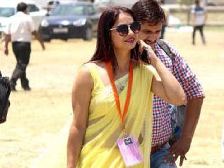 आपको बता दें कि ये पीली साड़ी वाली महिला लखनऊ की रहने वाली रीना द्विवेदी हैं. रीना पीडब्ल्यूडी विभाग में काम करती हैं और जो तस्वीरें शेयर की जा रही हैं वो भी लखनऊ की ही हैं.