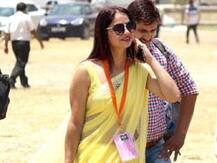 जानिए कौन हैं ये पीली साड़ी वाली महिला अधिकारी जिनकी तस्वीरें हो रही हैं वायरल