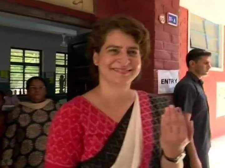दिल्ली में प्रियंका ने पति रॉबर्ट वाड्रा के साथ डाला वोट- कहा, 'स्पष्ट है कि BJP जा रही है' Lok Sabha Election 2019- Priyanka Gandhi Cast her vote with husband Robert Vadra दिल्ली में प्रियंका ने पति रॉबर्ट वाड्रा के साथ डाला वोट- कहा, 'स्पष्ट है कि BJP जा रही है'