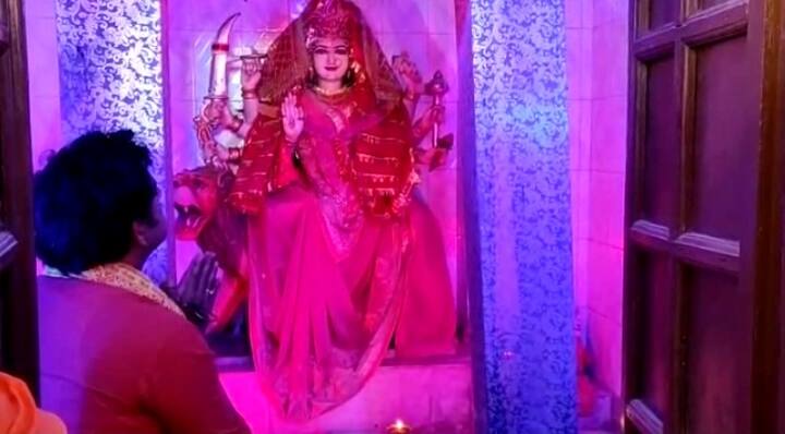 लगातार हो रहे सवालों के बीच वे पहुंचे चिल्‍लूपार विधानसभा क्षेत्र के मामखोर गांव जहां से इनके पूर्वज जौनपुर जाकर बस गए थे. यहां पर उन्‍होंने गांव की माटी पर शीश नवाकर खुद को धन्‍य किया और दुर्गा मंदिर में पूजा-अर्चना कर जीत का आशीर्वाद भी लिया.