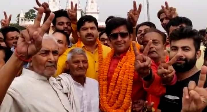 मुख्‍यमंत्री योगी आदित्‍यनाथ के शहर गोरखपुर से बीजेपी ने फिल्‍म अभिनेता रविकिशन को जबसे प्रत्‍याशी बनाया है, तभी से विपक्षी पार्टियां उन्‍हें बाहरी कहकर तंज कस रही हैं. रविकिशन भी सादगी के साथ लोगों को सफाई देते हैं कि वे भी यहीं के रहने वाले हैं. 