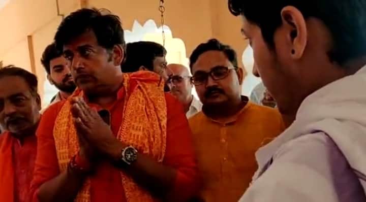 इस दौरान उनके साथ गांव के लोग भी मौजूद रहे. रविकिशन गांव में जहां भी जाते भीड़ उनके पीछे-पीछे हो लेती. रविकिशन खुद भी लोगों को लगातार उनके बीच का होने का अहसास कराते रहे. इस दौरान लोगों ने उनके साथ सेल्‍फी भी खिंचावाई. रविकिशन ने लोगों से कहा कि उनके वापस आने से विरोधी घबरा गए हैं. उनकी जमानत जब्‍त होने वाली है. यही वजह है कि उन्‍हें बाहर का कहकर संबोधित किया जा रहा है. लेकिन, अब वे गांव और गोरखपुर की सेवा के लिए वापस लौटे हैं. उन्‍हें यहां के लोगों के लिए काफी कुछ करना है. 