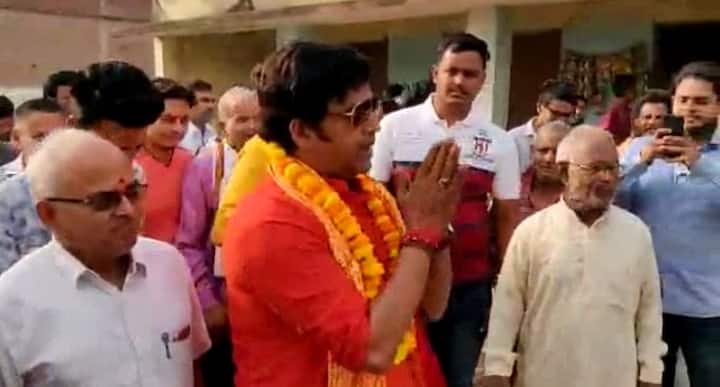 बीजेपी प्रत्‍याशी रविकिशन के पैतृक गांव पहुंचते ही उनका जोरदार स्‍वागत हुआ. सबसे पहले उन्‍होंने गांव का चक्‍कर लगाया और सभी गांव के लोगों से मिलकर जीत का आशीर्वाद लिया. इस बीच वे लोगों से ये बताना नहीं भूले कि वे भी यहीं के रहने वाले हैं. उनके पूर्वज यहां से बाहर चले गए थे. लेकिन, आज उनका बेटा गांव में वापस उनकी सेवा करने के लिए आया है. 