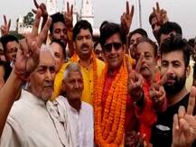 गोरखपुर: पैतृक गांव मामखोर पहुंचे रविकिशन, माथा टेक कर लिया जीत का आशीर्वाद