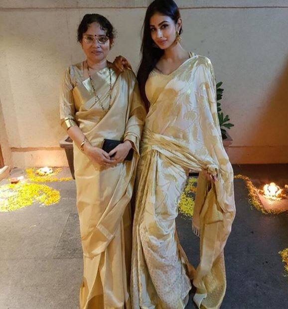 खूबसूरत अभिनेत्री मौनी रॉय ने मां के साथ तस्वीर शेयर करते हुए लिखा,