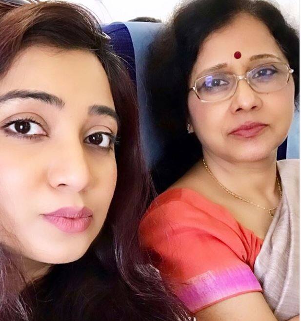 मशहूर गायिका और कई सिंगिग शोज़ जज कर चुकीं श्रेया घोषाल ने भी अपनी मां के साथ एक तस्वीर शेयर की है. (तस्वीर-इंस्टाग्राम)