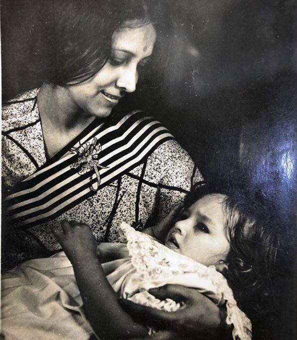'भाबी जी घर पर हैं' में गोरी मेम का किरदार निभाने वाली सौम्या टंडन ने अपनी मां के साथ एक तस्वीर शेयर करते हुए लिखा,