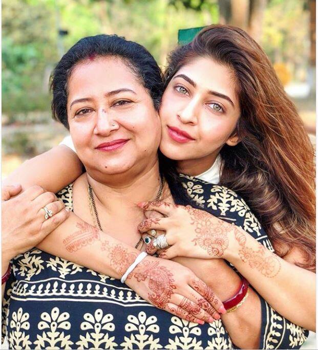 आज दुनिया भर में 'इंटरनेशनल मदर्स डे' मनाया जा रहा है. हर इंसान की जिंदगी में उसकी मां का किरदार सबसे महत्वपूर्ण होता है. क्या आम और क्या खास हर कोई इस दिन को सेलिब्रेट कर रहा है. छोटे पर्दे की कई अभिनेत्रियां इस दिन को अपनी मां के साथ एंजॉय कर रही हैं. 'देवों के देव: महादेव' सीरियल से फेमस हुई सोनारिका भदौरिया ने अपनी मां के साथ तस्वीर शेयर करते हुए लिखा, 