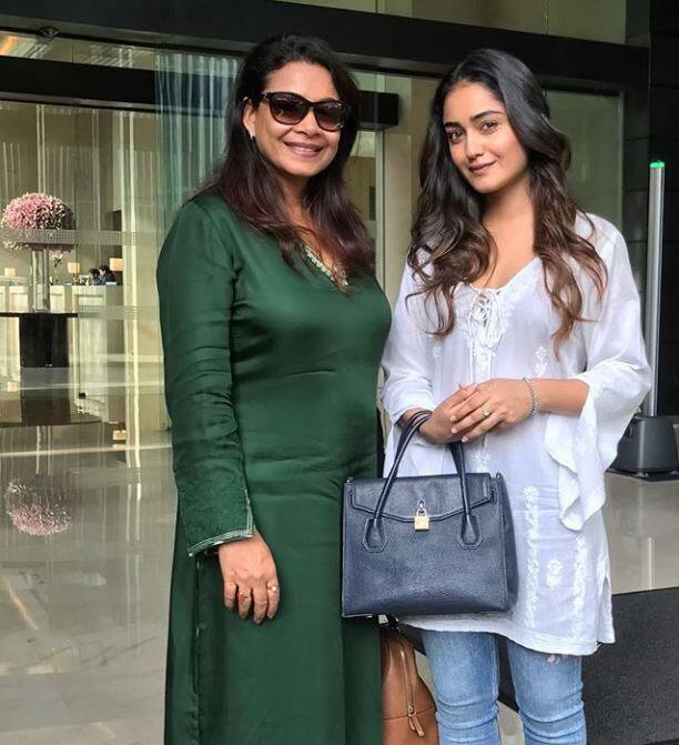  टीवी सीरियल 'दहलीज' से डेब्यू करने वाली त्रिधा चौधरी ने भी अपनी मां के साथ एक तस्वीर शेयर की और सभी मांताओं को बधाई दी. (तस्वीर-इंस्टाग्राम)