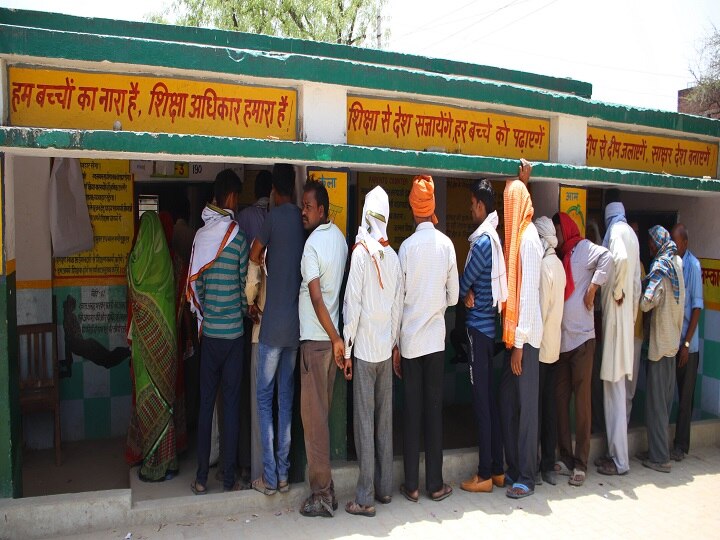 जिला प्रशासन ने 637 संवेदनशील बूथों पर सुचारू मतदान के लिए अतिरिक्त कर्मी लगाए. इन दोनों सीटों पर निष्पक्ष चुनाव के लिए 24,000 पुलिसकर्मियों के अलावा पांच कंपनी पीएसी और 30 कंपनी सीपीएमएफ की लगाई गई है. Credit- सुधांशु केसरवानी