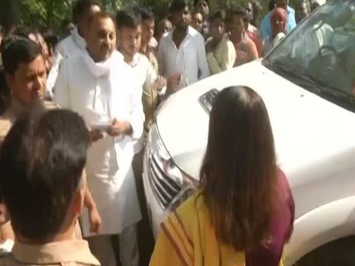 सुल्तानपुर: मेनका गांधी ने गठबंधन प्रत्याशी सोनू सिंह से कहा- 'ये दबंगई नहीं चलेगी' Sultanpur- Nozzle between Maneka Gandhi and Mahagathbandhan candidate Sonu Singh at a booth in Sultanpur सुल्तानपुर: मेनका गांधी ने गठबंधन प्रत्याशी सोनू सिंह से कहा- 'ये दबंगई नहीं चलेगी'