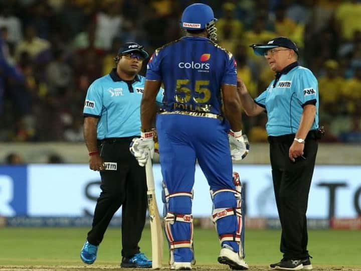 IPL Final MIvsCSK- Pollard expected a wide but Umpire Nitin Menon doesn't budge, full drama IPL Final MIvsCSK- 19वें ओवर में हुआ ड्रामा, अंपायर के वाइड गेंद न देने पर पोलार्ड ने हवा में उछाला बल्ला
