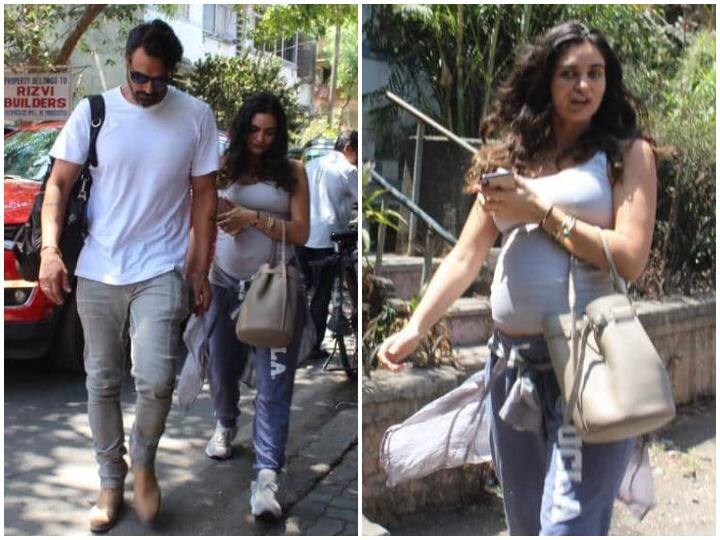 बॉलीवुड अभिनेता अर्जुन रामपाल बहुत जल्द एक बार फिर से पापा बनने वाले हैं. ऐसे में वो अपनी प्रेग्नेंट गर्लफ्रेंड गैब्रिएला डेमेट्रिएडस और आने वाले बच्चे का पूरा ख्याल रखते दिखाई दे रहे हैं. (तस्वीर: मानव मंगलानी)