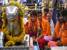 तस्वीरें: चुनावी घमासान के बीच उज्जैन में महाकाल के दर्शन करने पहुंची प्रियंका गांधी