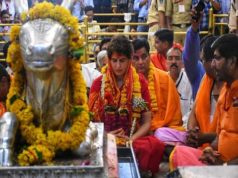 तस्वीरें: चुनावी घमासान के बीच उज्जैन में महाकाल के दर्शन करने पहुंची प्रियंका गांधी तस्वीरें: चुनावी घमासान के बीच उज्जैन में महाकाल के दर्शन करने पहुंची प्रियंका गांधी