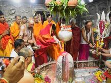 तस्वीरें: चुनावी घमासान के बीच उज्जैन में महाकाल के दर्शन करने पहुंची प्रियंका गांधी