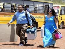 पीली साड़ी के बाद अब नीली गाउन वाली पोलिंग ऑफिसर की तस्वीर वायरल, देखें फोटो