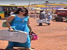 पीली साड़ी के बाद अब नीली गाउन वाली पोलिंग ऑफिसर की तस्वीर वायरल, देखें फोटो