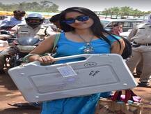 पीली साड़ी के बाद अब नीली गाउन वाली पोलिंग ऑफिसर की तस्वीर वायरल, देखें फोटो