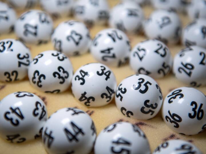 महिला को लगा 340 करोड़ का जैकपॉट, कहा- पति के सपने में आए थे लॉटरी जीतने वाले नंबर For 20 years, a woman playing the same lottery number hit the jackpot of 340 crores महिला को लगा 340 करोड़ का जैकपॉट, कहा- पति के सपने में आए थे लॉटरी जीतने वाले नंबर