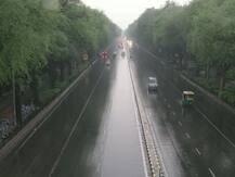 दिल्‍ली-एनसीआर में मौसम हुआ सुहाना, तेज हवा और बारिश से लोगों को मिली गर्मी से राहत