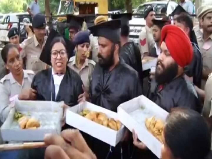 चंडीगढ़: पीएम मोदी की रैली के पास ‘मोदी पकौड़ा’ बेच रहे थे छात्र, हिरासत में लेने के बाद छोड़ा गया Lok Sabha Election 2019- Pakoda Sellers In Graduation Robes Detained Before PM Modis Chandigarh Rally चंडीगढ़: पीएम मोदी की रैली के पास ‘मोदी पकौड़ा’ बेच रहे थे छात्र, हिरासत में लेने के बाद छोड़ा गया