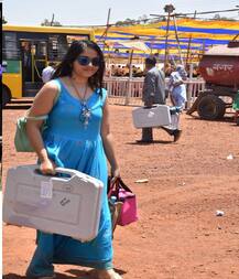 अपनी तस्वीरें वायरल होने पर नीली ड्रेस वाली चुनाव अधिकारी ने तोड़ी चुप्पी, कहा- काम से मिलती है पहचान