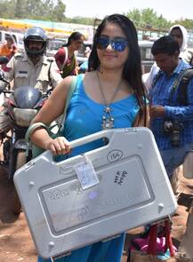 अपनी तस्वीरें वायरल होने पर नीली ड्रेस वाली चुनाव अधिकारी ने तोड़ी चुप्पी, कहा- काम से मिलती है पहचान