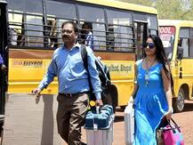 अपनी तस्वीरें वायरल होने पर नीली ड्रेस वाली चुनाव अधिकारी ने तोड़ी चुप्पी, कहा- काम से मिलती है पहचान