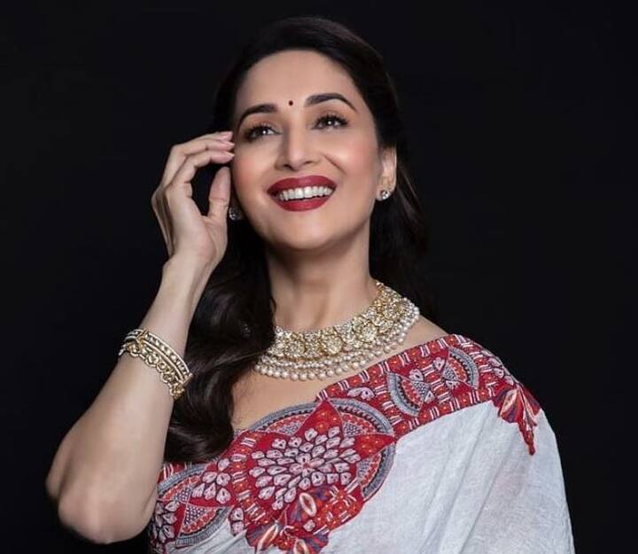 शायद कम ही लोग जानते हैं कि माधुरी दीक्षित ने क्लासिकल डांस की ट्रेनिंग ली हुई है और वो एक ट्रेंड कथक डांसर हैं.