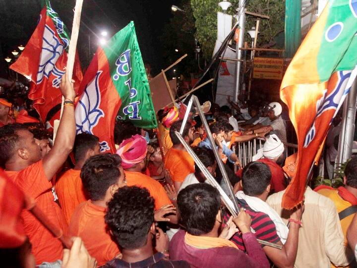 BJP Vs TMC in West Bengal Clashes in Kolkata over Lok Sabha Elections 2019 कैसे बंगाल में जुबानी जंग आगजनी, हाथापाई में तब्दील हो गई और पार्टी अध्यक्ष तक निशाने पर आ गए?