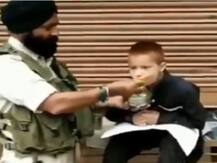CRPF जवान इकबाल सिंह ने अपने हाथों से कश्‍मीरी दिव्‍यांग बच्‍चे को खिलाया खाना, वीडियो हुआ वायरल