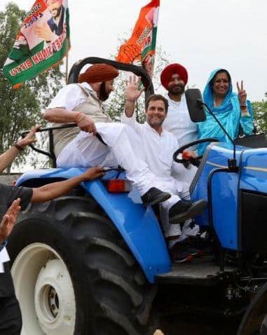 राहुल गांधी ने जिस ट्रैक्टर की सवारी की है उसमें कांग्रेस के झंडे बंधे हुए हैं. कांग्रेस अध्यक्ष 19 मई को होने वाले आखिरी चरण के मतदान के लिए प्रचार कर रहे हैं.