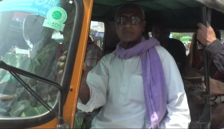 फिरंगी प्रसाद विशारद गोरखपुर के दक्षिणांचल के दोआबा के गांव विशुनपुरा के रहने वाले हैं. साल 1969 में वे पहली बार झंगहा विधानसभा क्षेत्र से भारतीय क्रांति दल से चुनाव लड़कर विधायक बने. उस समय चौधरी चरण सिंह उनके लिए प्रचार करने के लिए गोरखपुर आए थे. 