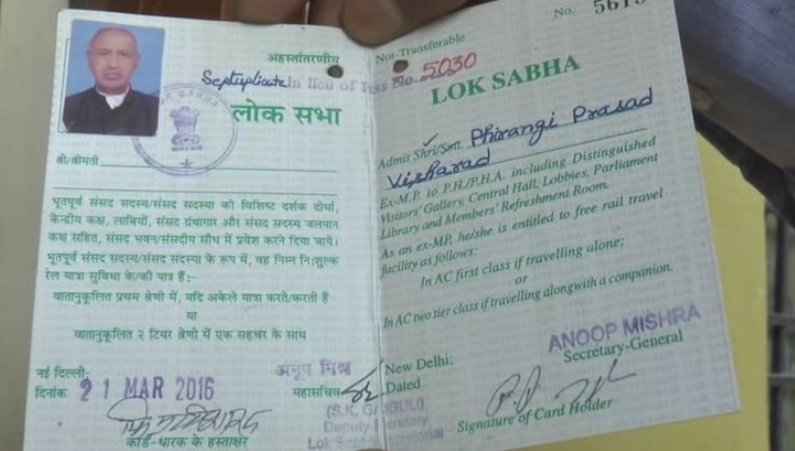  फिरंगी प्रसाद उस दौर में B.ed और एलएलबी के साथ साहित्य और धर्म में विशारद हैं. चौधरी चरण सिंह के साथ पुरानी फोटोग्राफ देखकर उस दौर को याद करते हुए वे बताते हैं कि आज के दौर के चुनाव और उस समय के चुनाव में काफी फर्क है. वे जाति के धोबी है. लेकिन, उस समय के चुनाव में सादगी ऐसी थी कि जब ये साइकिल से अपने लिए वोट मांगने निकलते थे, तो लोगों ने हाथों-हाथ लेते थे. 