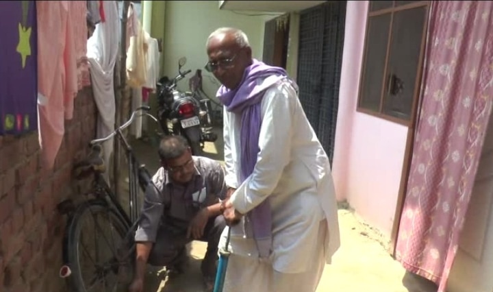  एक फरवरी 1940 को जन्में फिरंगी प्रसाद विशारद 80 साल की उम्र में भी उस युवा की तरह है, जिसमें पूरा जोश और जुनून भरा होता है. तीन बार के विधायक और एक बार के सांसद रहने के बावजूद भी वे सादगी के साथ गठबंधन प्रत्याशी के चुनाव प्रचार में जी-जान से जुटे हैं. वे पार्टी के कार्यकर्ताओं के साथ  आम लोगों के लिए भी सादगी की मिसाल बन गए हैं. 