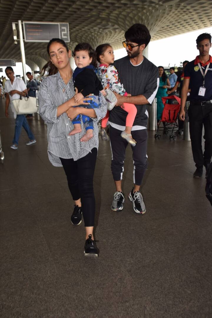 आज शाहिद कपूर और मीरा कपूर एयरपोर्ट पर अपने दोनों बच्चों के साथ नज़र आए. ये दोनों छुट्टियां बिताने के लिए कहीं रवाना हुए हैं, लेकिन कहां जा रहे हैं इस बारे में अभी पता नहीं चल पाया है.