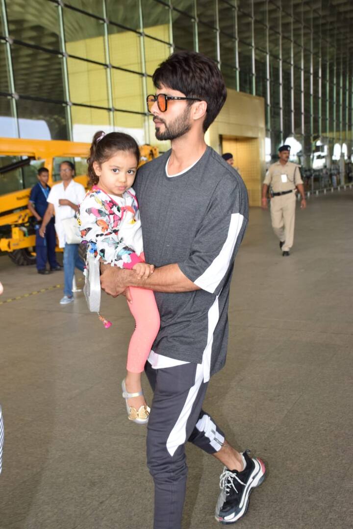 वहीं शाहिद कूपर बेटी मीशा को गोद में लिए नज़र आए.