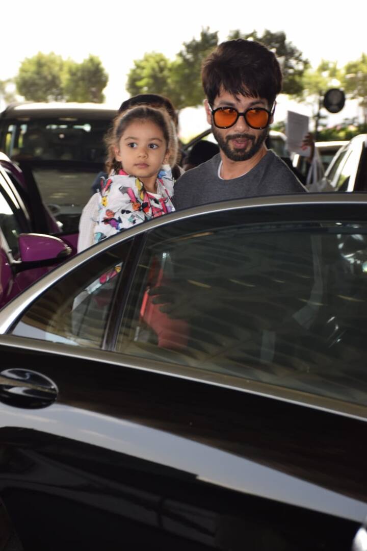 एक सवाल पर शाहिद ने कहा था, “फिलहाल तो मैं कैरक्टर में घुसने के लिए अपने बेटे ज़ेन के डायपर बदलता रहता हूं. बच्चे के डायपर बदलने की यह क्रिया मुझे कैरक्टर में घुसने में सचमुच बहुत मदद करती है. कभी-कभी डायपर बदले के दौरान होश भी उड़ जाते हैं, जब बीटा डायपर बदलते समय ही मुझे गीला करना शुरू कर देता है.“